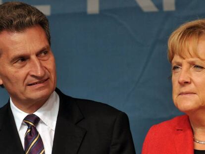 El comisario Oettinger junto a la canciller alemana Angela Merkel.