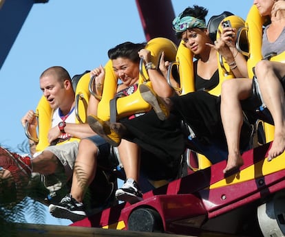 Rihanna, en la montaña rusa Six Flags en 2009
