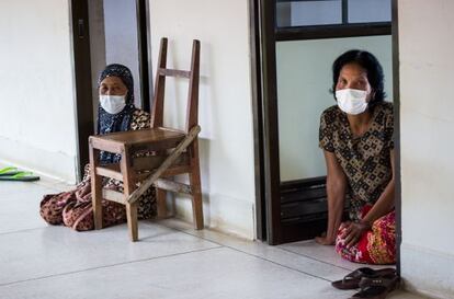 Dos mujeres afectadas por la tuberculosis en el hospital de Kampong Cham, en Camboya.