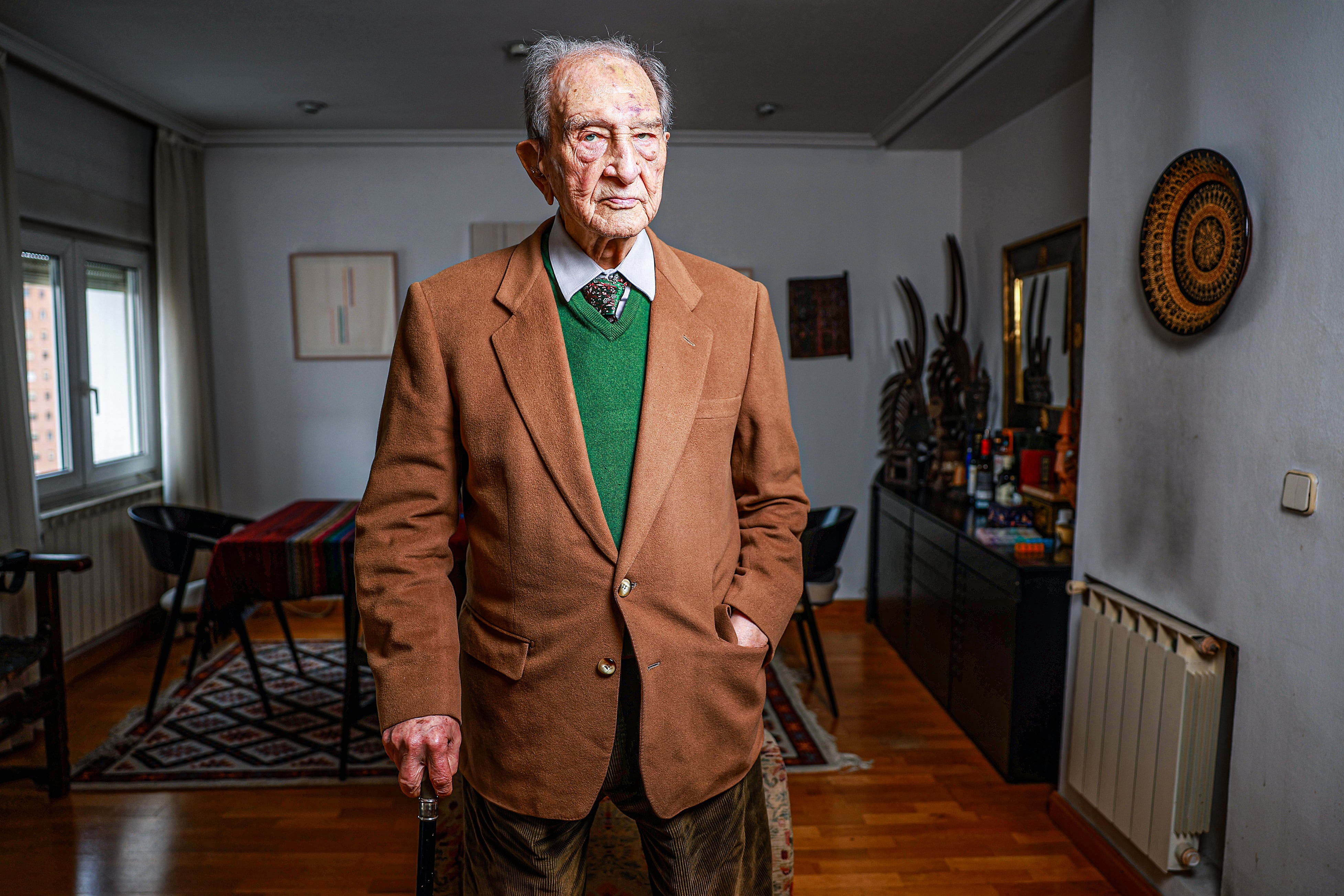 Nicolás Sánchez-Albornoz y Aboín, historiador y profesor universitario en su casa de Madrid.