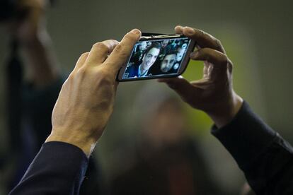 Pedro Sanchez se hace un selfie con simpatizantes, detalle de la mano de Sanchez (I) durante la foto.  Mitin del candidato socialista a la presidencia del Gobierno, Pedro Sanchez, junto con la candidata del PSC, Carme Chacon. Hospitalet de Llobregat, 4 de diciembre de 2015 [ALBERT GARCIA].