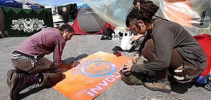 Los manifestantes preparan las pancartas