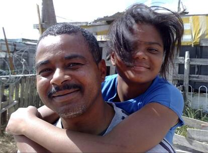 Ismail Lakay con su hija de 12 años, Nurshaan, posan cerca de una casa que Mullan ayudó a construir en Ciudad del Cabo (Suráfrica). "Nos hicimos buenos amigos", dice el fotógrafo.