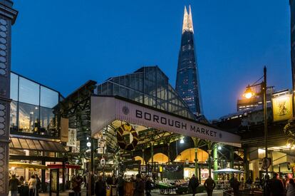 Londres cuenta con dos nuevas perspectivas desde las alturas, gracias a las ltimas incorporaciones a su 'skyline': The Shard, en el South Bank, edificio con forma de astilla de Renzo Piano con tres plataformas de observacin (pisos 68, 69 y 72; entrada 33 euros) y dos restaurantes en altura (Aqua Shard y Oblix, en la planta 32), as como la Torre Fenchurch 20, conocido como el 'Walkie Talkie', en la City, que despliega en la azotea de su planta 35 el luminoso Sky Garden, tres niveles que acogen una 'brasserie', un restaurante, el caf-bar Sky Pod y un panorama urbano de 360 grados.