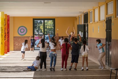 Alumnos del colegio Menéndez Pidal de Sevilla, jugando al pañuelo en el recreo.