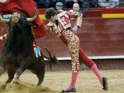 Varea en un pase de pecho al novillo del triunfo.