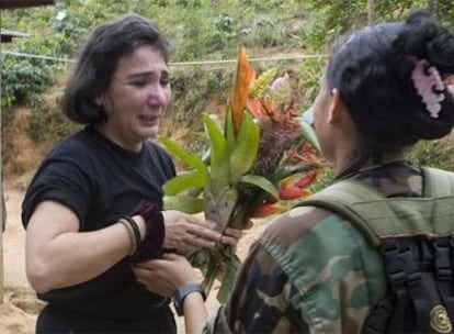Gloria Polanco de Lozada recibe unas flores tras su liberación por las FARC, el 27 de febrero de 2008.