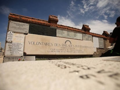 Fosa de los voluntarios de las Brigadas Internacionales en el cementerio de Fuencarral.