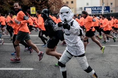 Un corredor disfrazado de un soldado imperial de Star Wars durante su participación en la San Silvestre Vallecana, en 2015. 