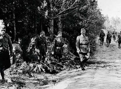 En esta imagen, Franco en la batalla del Ebro en 1938. La intención era exterminar al ejército republicano "no me comprenden. Tengo a lo mejor del ejército rojo acorralado en 35 kilómetros"