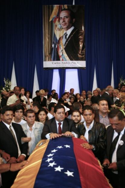 Seguidores del expresidente, durante su funeral.