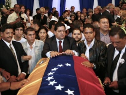 Seguidores del expresidente, durante su funeral.