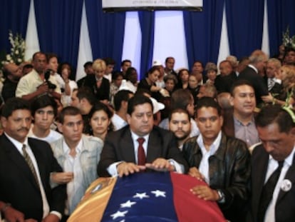 Seguidores del expresidente, durante su funeral.