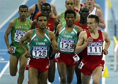 Alberto García, poco después de lanzar su ataque en la final de 3.000 metros, mira desafiante a Gebrselassie, ganador a la postre, Abate y Gumri.