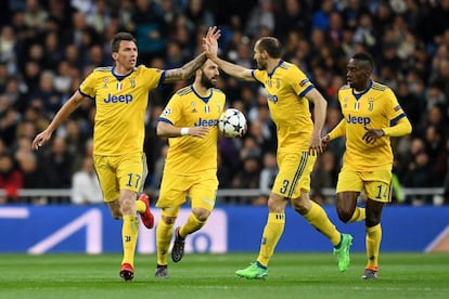 Mario Mandzukic (izquierda) celebra con sus compañeros su gol.