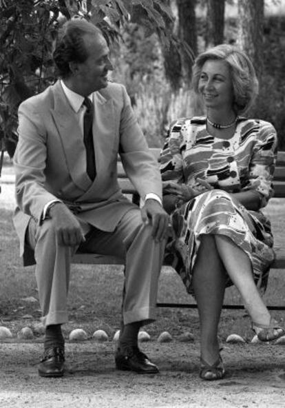 UN GESTO CÓMPLICE
El matrimonio posó en septiembre de 1988 para EL PAÍS para anunciar que, concluida la etapa militar de su hijo Felipe, este se disponía a ingresar en la Universidad Autónoma de Madrid para cursar las carreras de Derecho y Ciencias Económicas. El Príncipe comenzaba ya a realizar viajes oficiales, pero para la gran mayoría de los españoles era un gran desconocido. Estaban cimentando su imagen de heredero.