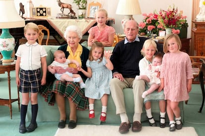 La reina Isabel II y el duque de Edimburgo con varios de sus bisnietos. Detrás, Savannah Phillips; delante, de izquierda a derecha, Jorge, Luis y Carlota de Cambridge, Isla Phillips con Lena Tindall en brazos y Mia Tindall.