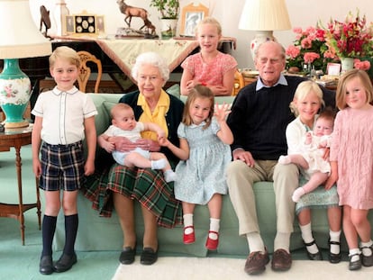 La reina Isabel II y el duque de Edimburgo con varios de sus bisnietos. Detrás, Savannah Phillips; delante, de izquierda a derecha, Jorge, Luis y Carlota de Cambridge, Isla Phillips con Lena Tindall en brazos y Mia Tindall.