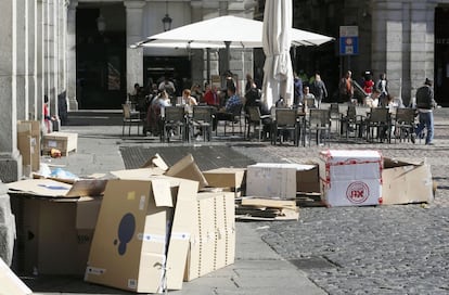 Octava jornada de la huelga de recogida de basura en la capital. En la imagen, basura junto a las terrazas de la Plaza Mayor.