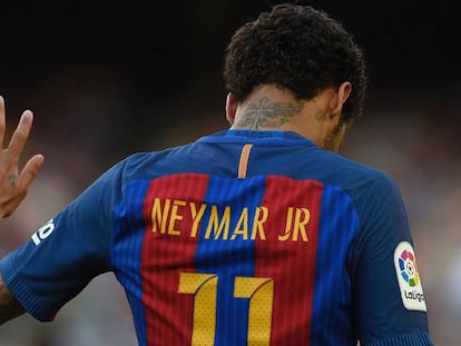 Neymar, com a camisa do Barcelona em uma partida da Liga 16-17.