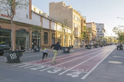 La calle de Almogàvers, en la supermanzana del Poblenou. Las esquinas se han convertido en cuatro plazas y de una calle a otra se han ubicado elementos lúdicos o bancos con mesas.