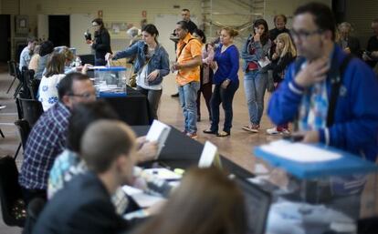 Cola en un colegio electoral de Barcelona, en las elecciones europeas.