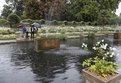 El príncipe Guillermo observa una de las fuentes que decora el jardín Blanco creado en homenaje a su madre Diana, junto a su hermano, el príncipe Enrique, y a su esposa Kate Middleton, duquesa de Cambridge.
