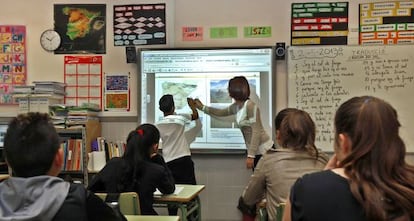 Una profesora imparte clase con una pizarra digital en el colegio público de Valencia.