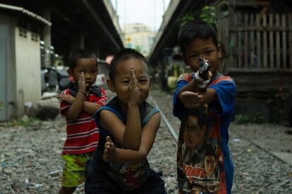 Los ni?os del 'slum' de Khlong Toei han crecido entre mafias, drogadiccin y bandas criminales. El barrio del centro de Bangkok es conocido por la delincuencia y el crimen.