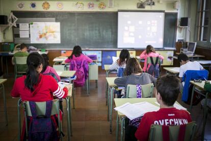 Alumnos de la escuela primaria Ramon Llull, en Barcelona, en las pruebas de competencias básicas.