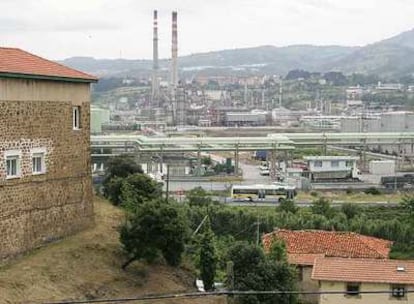 Vista de las instalaciones de Petronor en Muskiz, en primer plano, la zona donde se proyecta la planta de coque.