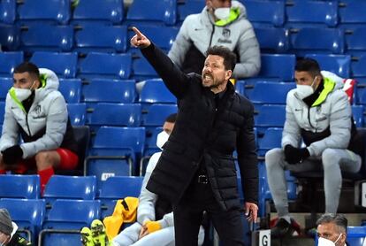 El entrenador del Atlético de Madrid, Diego Simeone, da instrucciones a sus jugadores en el partido de la Champions League.