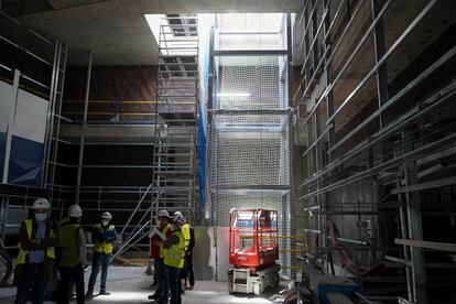 La luz desciende bajo los trabajos de reconstrucción del templete de Antonio Palacios, en las obras de la estación de Metro de Gran Vía.