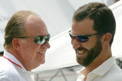 23 de julio de 2004. El rey Juan Carlos y el prínicpe Felipe sonríen a bordo del velero 'Bribon', en Portals Nous (Mallorca), antes del comienzo de la regata de vela 'Breitling'.