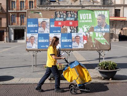Una cartera pasa con su carro por delante de los carteles electorales ubicados en la plaza Mayor de Medina del Campo, el pasado lunes.