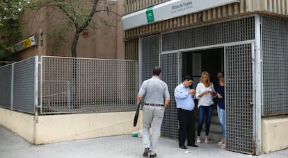 Trabajadores en la puerta de una Oficina de Empleo