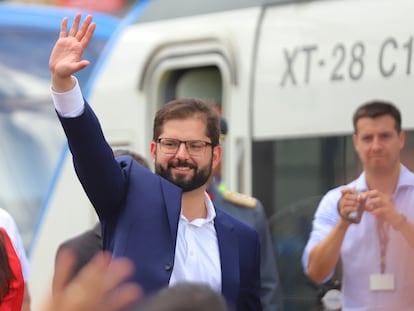 El presidente Gabriel Boric saluda a su llegada a Limache, en la región de Valparaíso.