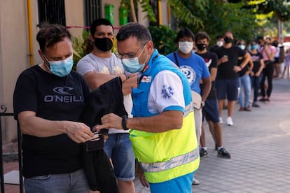 Los vecinos de Usera esperan su turno para hacerse una prueba PCR en el centro de especialidades del barrio de Orcasitas.