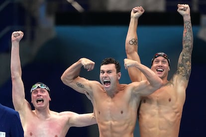 Beck, Pieroni y Dressel celebran el triunfo del relevo de 4x100.