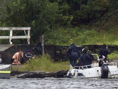 Un equipo de tiradores de la policía desembarca en Utoya mientras varios jóvenes se refugian durante el tiroteo,
el viernes.