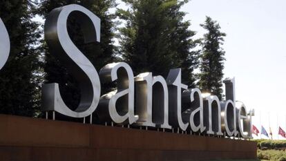 Logotipo de Santander en su sede de la Ciudad Financiera de Boadilla del Monte, en Madrid. 