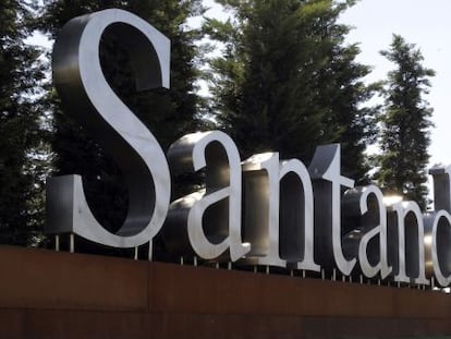 Logotipo de Santander en su sede de la Ciudad Financiera de Boadilla del Monte, en Madrid. 