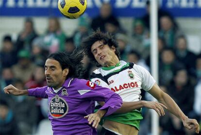 Juan Rodríguez y Christian luchan por un balón aéreo.