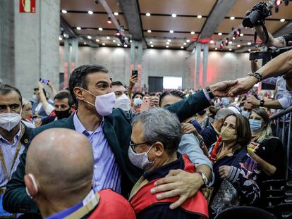 Pedro Sánchez, rodeado por militantes este domingo en el congreso del PSOE, en Valencia.