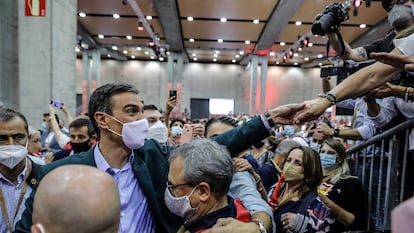 Pedro Sánchez, rodeado por militantes este domingo en el congreso del PSOE, en Valencia.