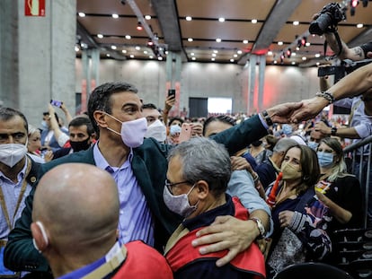 Pedro Sánchez, rodeado por militantes este domingo en el congreso del PSOE, en Valencia.