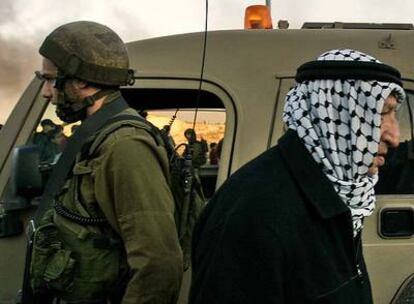 El símbolo de un desencuentro: un soldado israelí y un palestino, en un puesto de control.