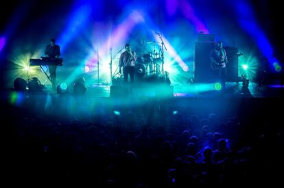 Future Islands, en la imagen, eran una de las citas grandes de la noche del viernes en el escenario principal. Aunque el grupo de Samuel T. Herring pasó de puntillas con sus tres primeros discos, 'Singles' los posicionó como cita obligada de los modernos ilustrados en la primavera de 2014. 
