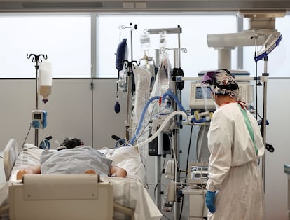 A nurse attends to a coronavirus patient in an ICU in Navarre.