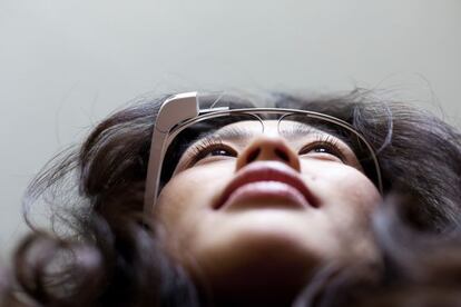 Uma mulher usa o Google Glass.